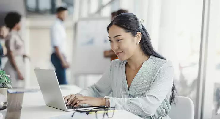 mulher sorrindo olhando para o computador