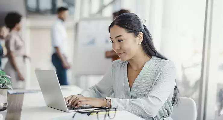 -dicas-de-conteudos-para-engajar-seu-publico mulher sorrindo olhando para o computador