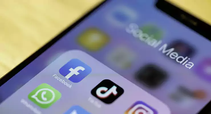 saiba-como-aumentar-o-trafego-nas-redes-sociais celular com redes sociais na tela
