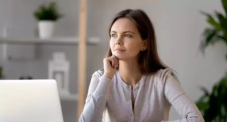como-esta-seu-marketing-de-conteudo-conheca-os-principais-indicadores mulher empresária pensativa na frente do notebook