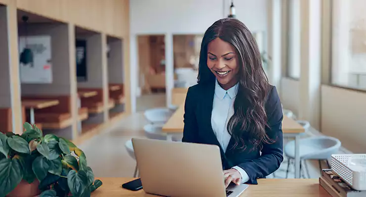 voce-sabe-como-obter-resultados-de-marketing-com-seu-blog empresária mulher olhando o blog pelo notebook