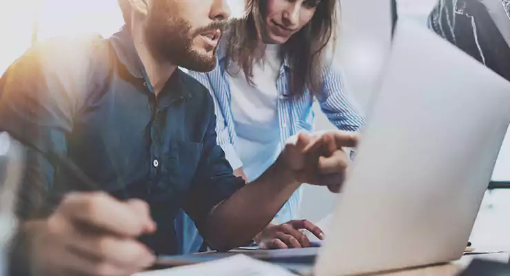 bounce-rate-saiba-tudo-sobre-essa-ferramenta-do-google pessoas analisando dados no computador