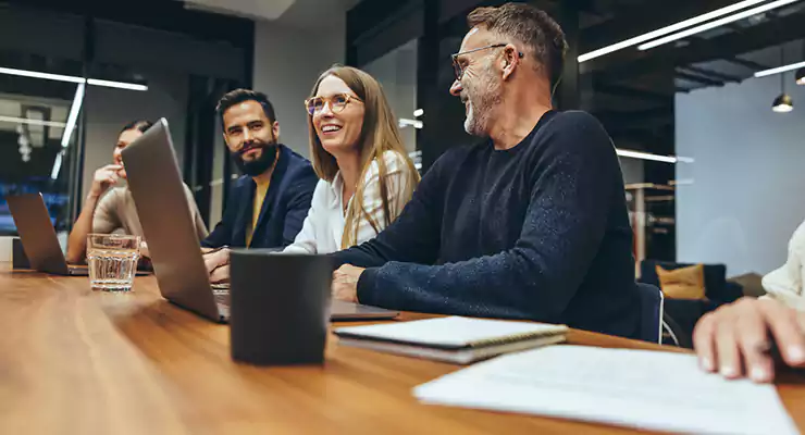 colaboradores reunidos para fazer um briefing