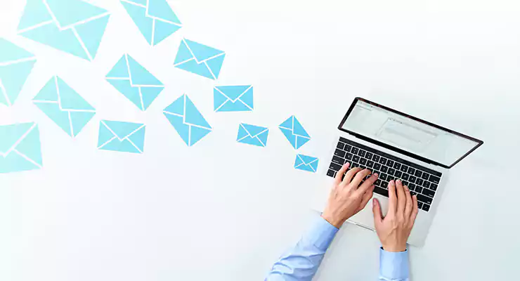 como-aumentar-sua-lista-de-e-mails computador e ícones de e-mail ao redor