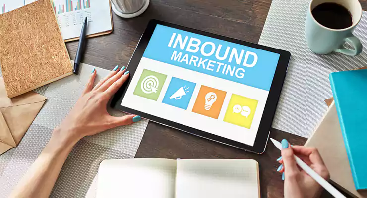 voce-sabe-que-o-inbound-marketing-pode-otimizar-a-captacao-de-clientes mulher segurando um tablet que está escrito inbound marketing