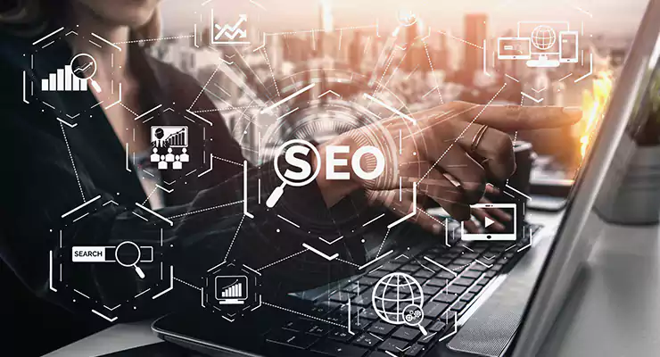 afinal-como-as-estrategias-de-seo-podem-fazer-do-seu-blog-um-sucesso mulher na frente do computador com as escritas SEO na frente
