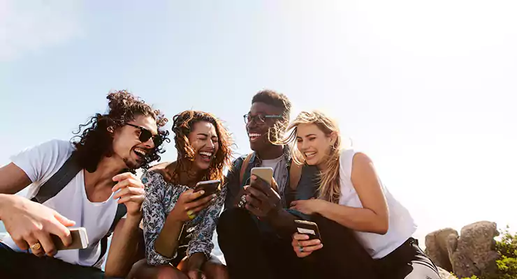 -ideias-para-criar-uma-bio-incrivel-no-instagram pessoas mexendo no celular