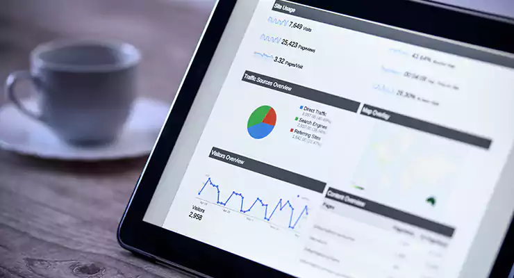 tudo-o-que-voce-precisa-saber-sobre-metricas-de-seo tela de tablet mostrando dados