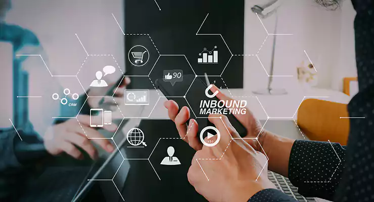 pessoas com celulares e computadores para ilustrar o conceito de inbound marketing