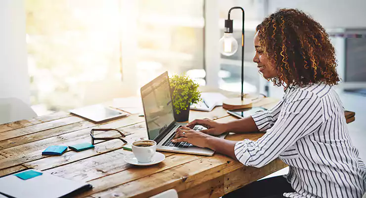 contratar-redator-freelancer-para-produzir-conteudo mulher mexendo no computador