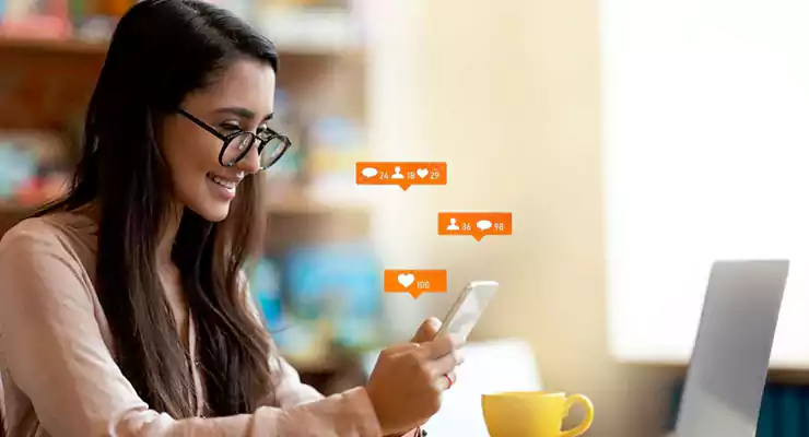 saiba-como-aumentar-o-trafego-nas-redes-sociais-do-seu-negocio mulher olhando o tráfego nas redes sociais pelo celular