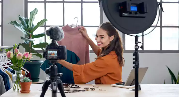 o-que-e-publicidade-velada-e-como-evitar influencer gravando um vídeo para suas redes sociais