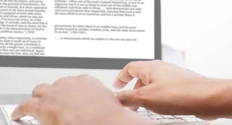 pessoa digitando texto no computador