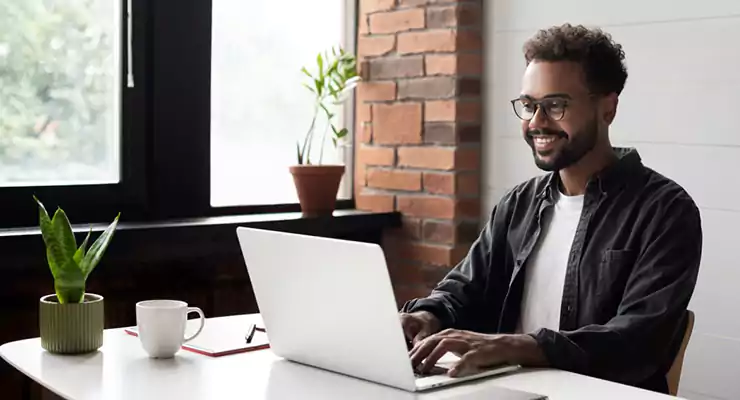 jovem empresário usando computador no escritório