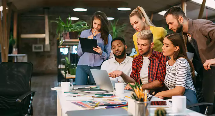 Colegas de trabalho da agência de marketing que discutem o projeto novo