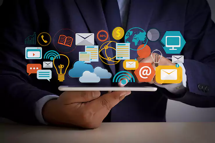 guia-basico-sobre-marketing-digital empresário com tablet e vários ícones que representam marketing digital