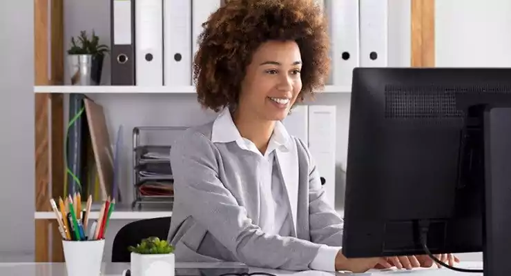 textos-para-site-saiba-como-criar-conteudos-que-encantam-seu-publico Mulher empresária feliz no escritório