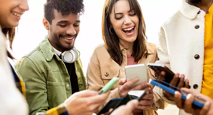 -dicas-simples-para-te-ajudar-com-anuncios-no-instagram Grupo de jovens amigos usando smartphone