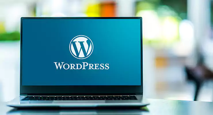 Computador portátil (notebook) exibindo o logotipo do WordPress