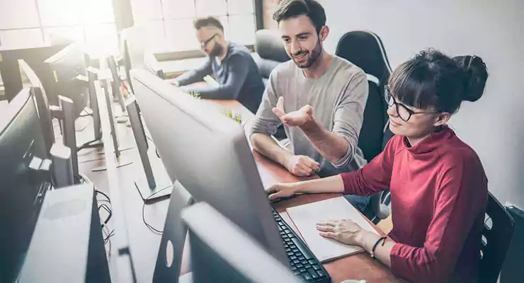 guia-basico-para-um-markerting-de-conteudo-eficiente equipe na frente do computador