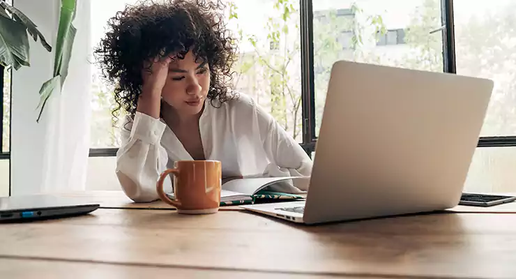 mulher triste na frente do computador