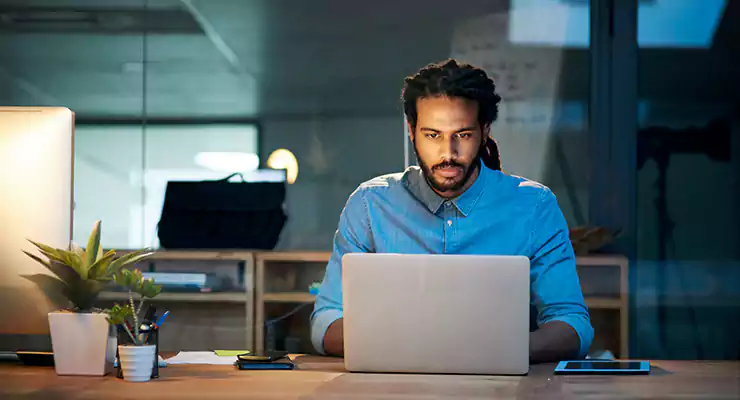 homem jovem negro na frente do computador