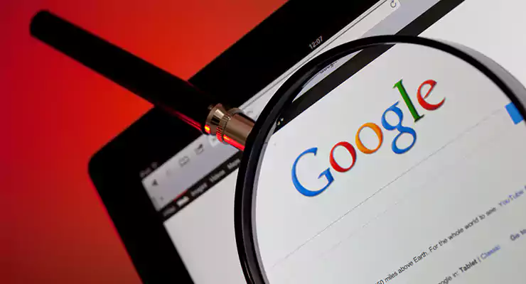 como-anunciar-no-google-estrategias-de-sucesso logo do google na tela do computador com uma lupa na frente