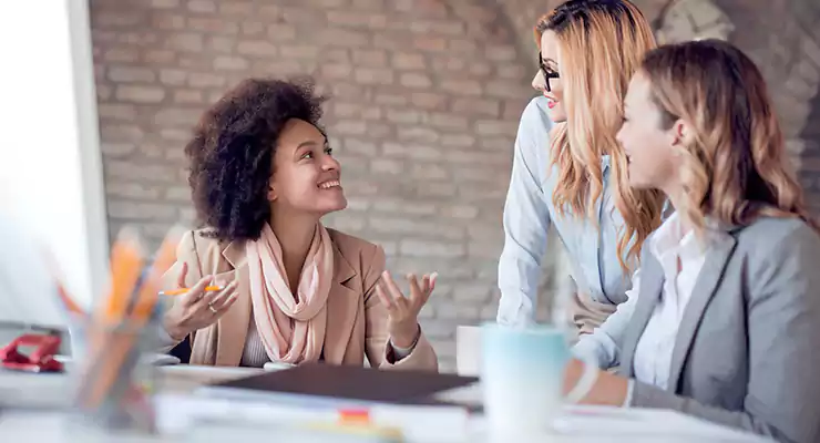 Grupo de jovens mulheres trabalhando juntas com marketing de conteúdo