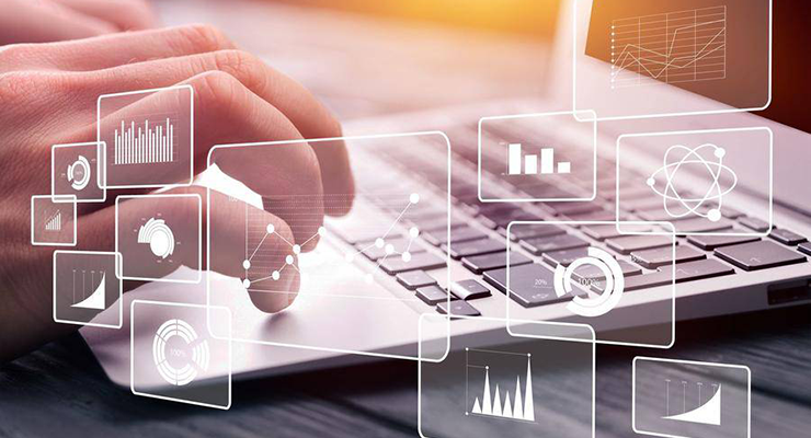 saiba-as-ferramentas-essenciais-para-o-marketing-digital pessoa com dados na frente do computador