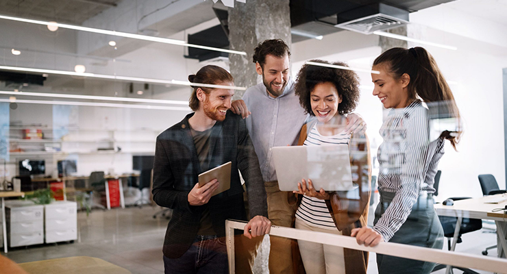 quer-criar-autoridade-em-marketing-digital-descubra-aqui-como equipe de marketing digital reunida